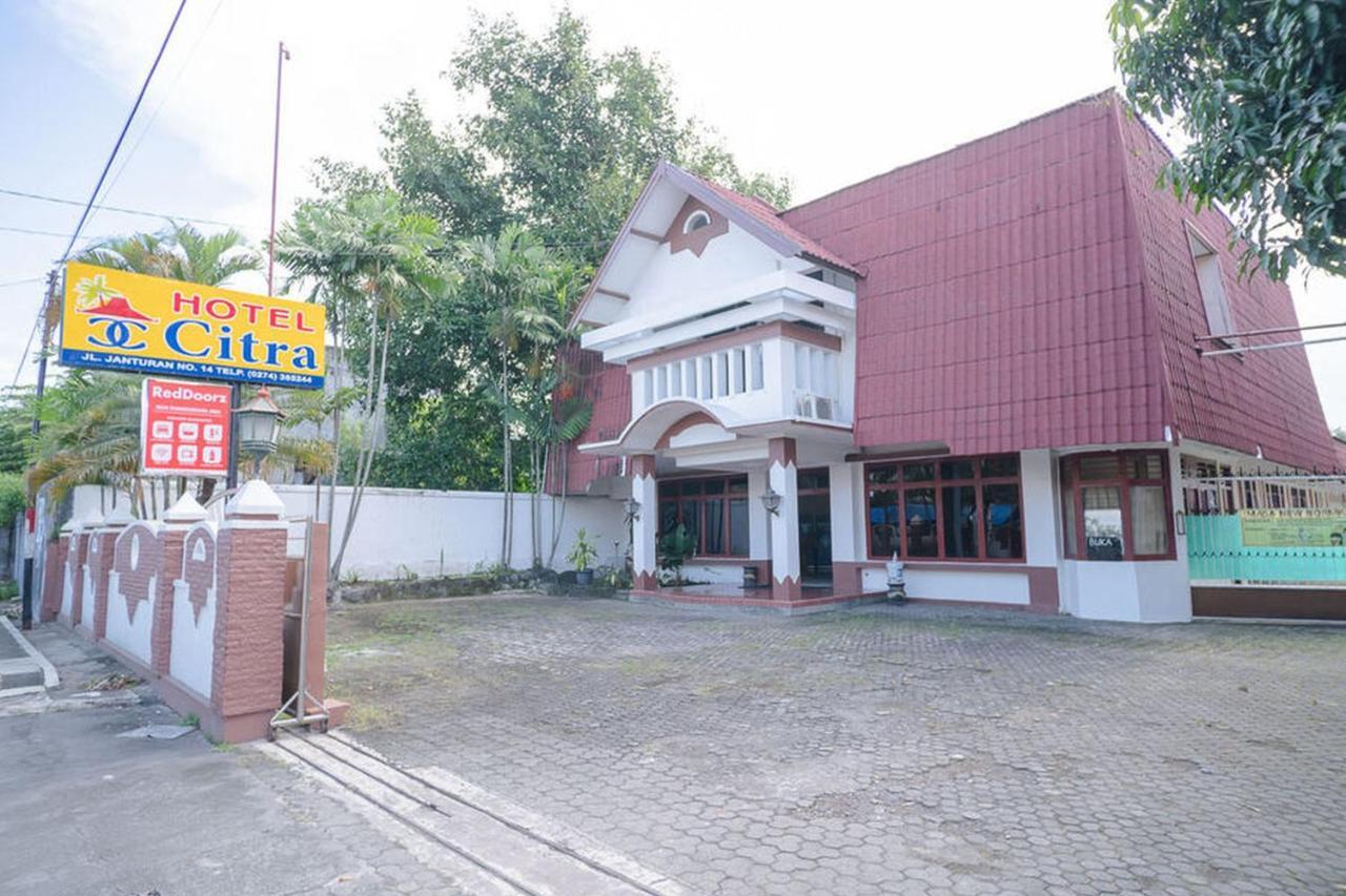 Reddoorz Near Kampus 3 Uty Yogyakarta Hotel Buitenkant foto